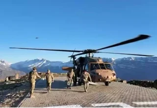 Kara Kuvvetleri Komutanı Orgeneral Bayraktaroğlu, sınırdaki Mehmetçikle iftar açtı