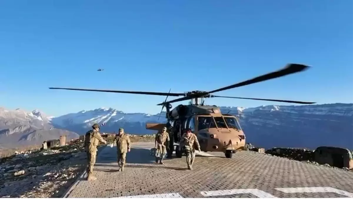 Kara Kuvvetleri Komutanı Orgeneral Bayraktaroğlu, sınırdaki Mehmetçikle iftar açtı