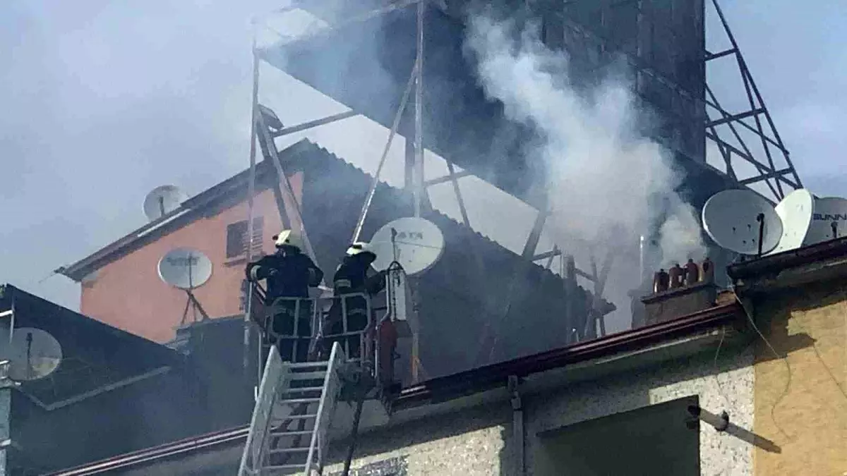 Karaman’da Çatı Katında Yangın Korkuttu