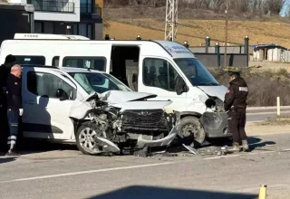 Kastamonu’da Hafif Ticari Araç ile Minibüs Çarpıştı: 4 Yaralı