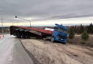 Kırklareli’nde Tır, Sağanak Yağmur Sebebiyle Yan Yattı