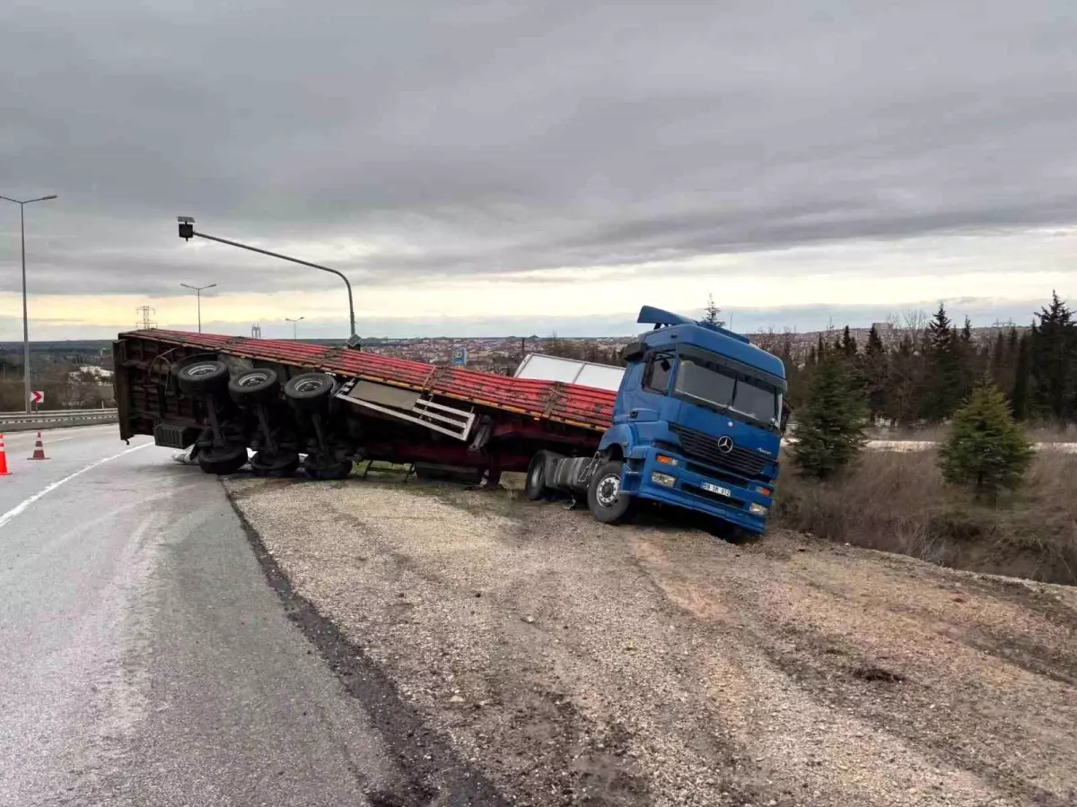 Kırklareli’nde Tır, Sağanak Yağmur Sebebiyle Yan Yattı