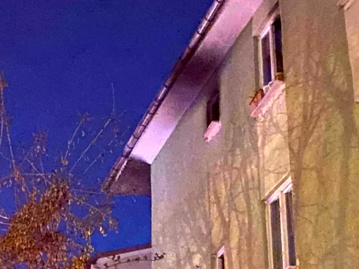 Kocaeli’de 5 Katlı Binada Çatı Yangını: Aile Facianın Eşiğinden Döndü