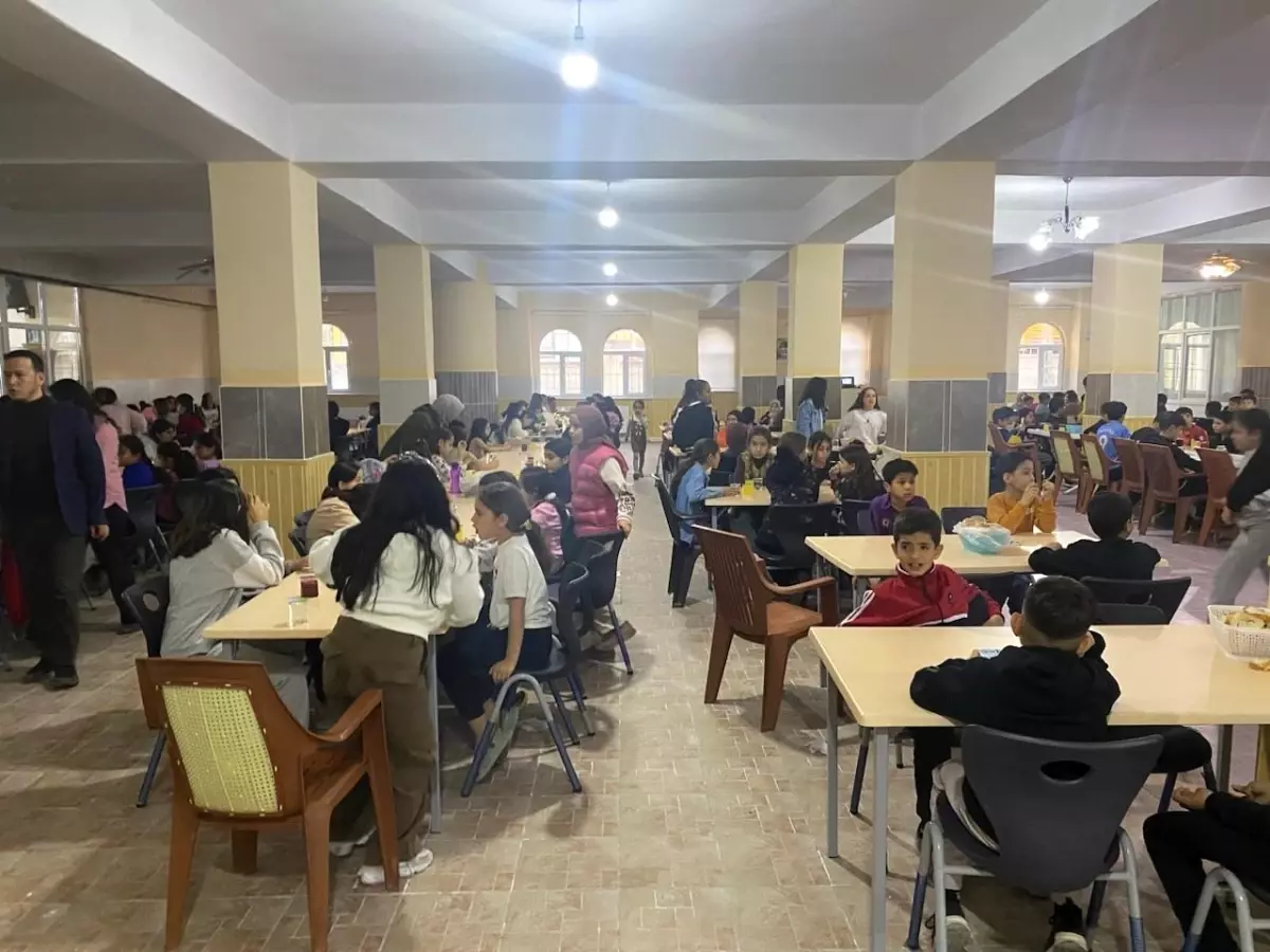 Konya’da 340 Çocuğa İftar Yemeği Verildi