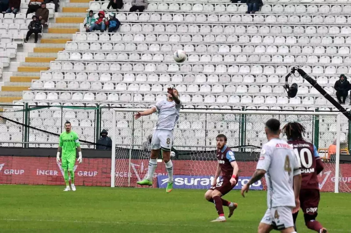 Konyaspor ve Trabzonspor İlk Yarısını Golsüz Beraberlikle Tamamladı