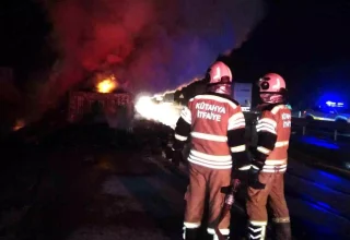 Kütahya’da İplik Yüklü Tırda Yangın Çıktı