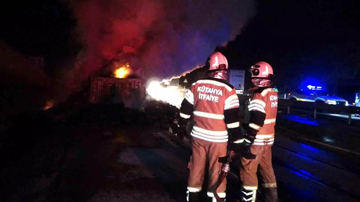 Kütahya’da İplik Yüklü Tırda Yangın Çıktı