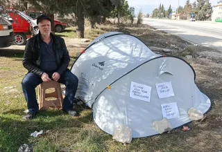 Mahkemenin kira artış kararını protesto için adliyenin karşısına çadır kurdu