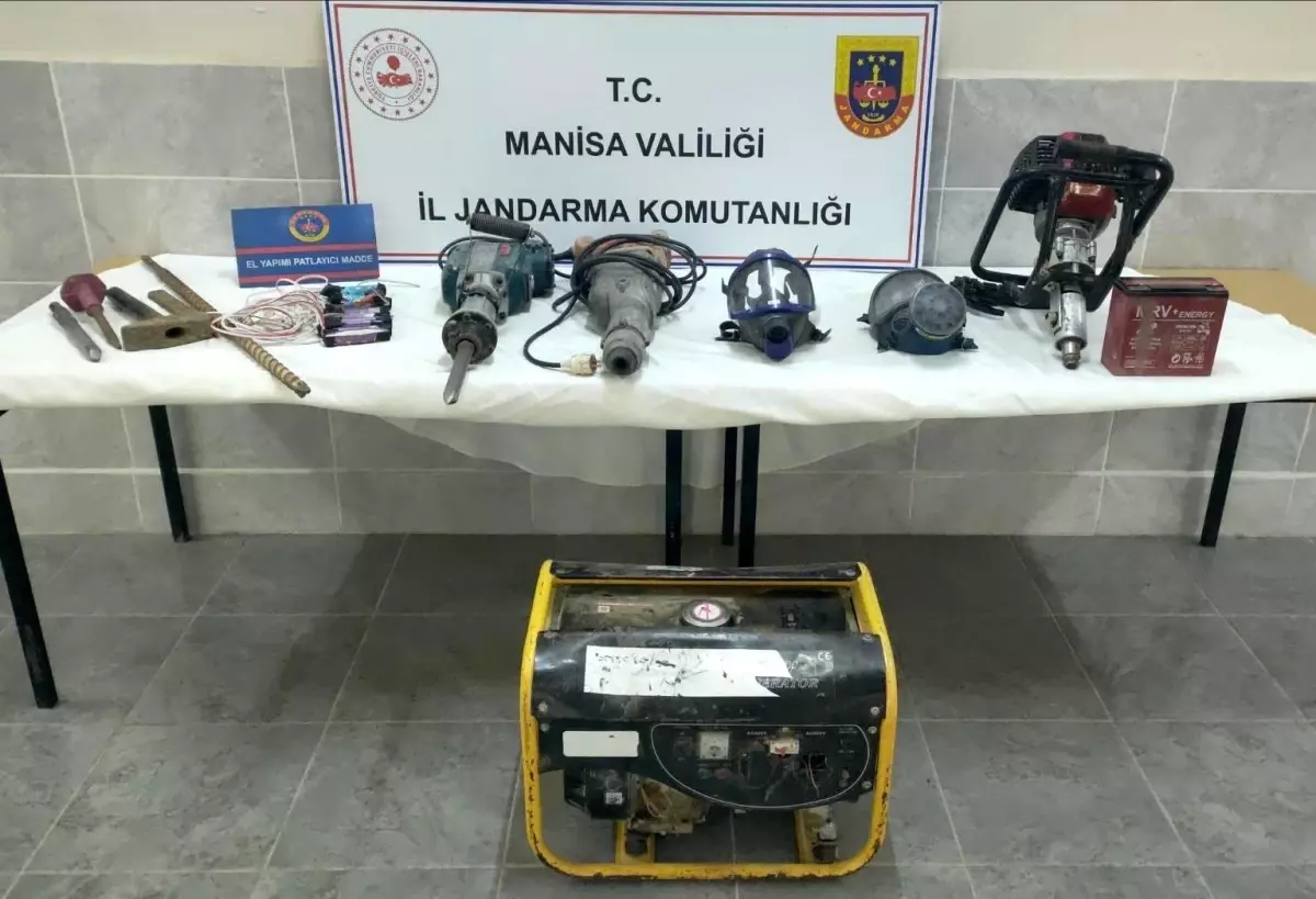Manisa’da Jandarma Kaçak Kazı Yapan 10 Şahsı Suçüstü Yakaladı