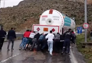 Mersin’de Kayarak Yolu Kapatıp Kuyruk Oluşturan Tanker, Vatandaşlar Tarafından İtildi