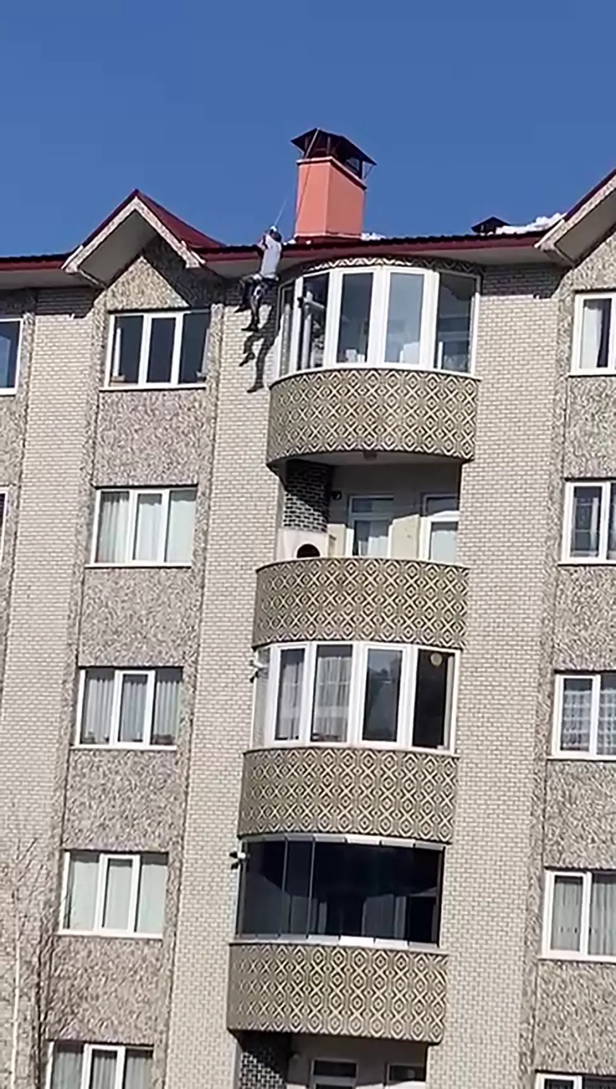 Metrelerce yükseklikte asılı kaldı, ölmekten böyle kurtuldu
