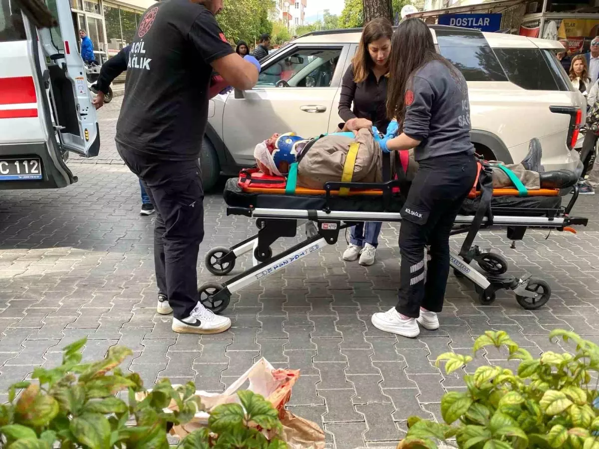 Nazilli’de Motosiklet ile Bisiklet Çarpıştı: 2 Yaralı