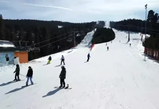 Sarıkamış Kayak Merkezi’nde Bahar Kayak Keyfi Devam Ediyor