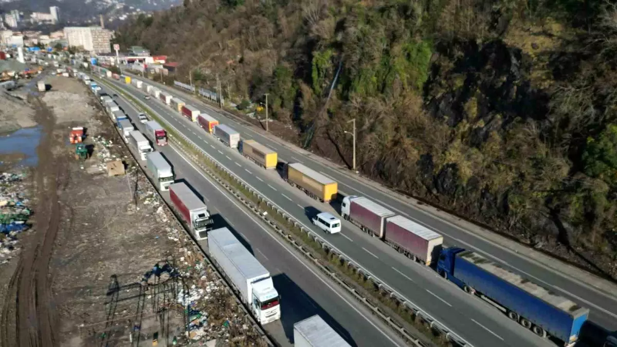 Sarp Sınır Kapısı’nda Tır Kuyrukları Ramazan Ayında Uzadı