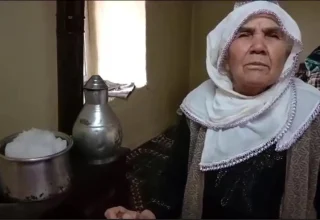 Sincik’te Dondan Etkilenen Aile Kar Eriterek Su İhtiyacını Karşılıyor