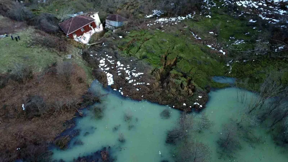 Sinop’ta Heyelan: 3 Ev Yıkıldı, 1 Ahır Hasar Gördü