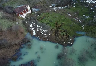 Sinop’ta yollar sular altında kaldı, devasa gölet oluştu