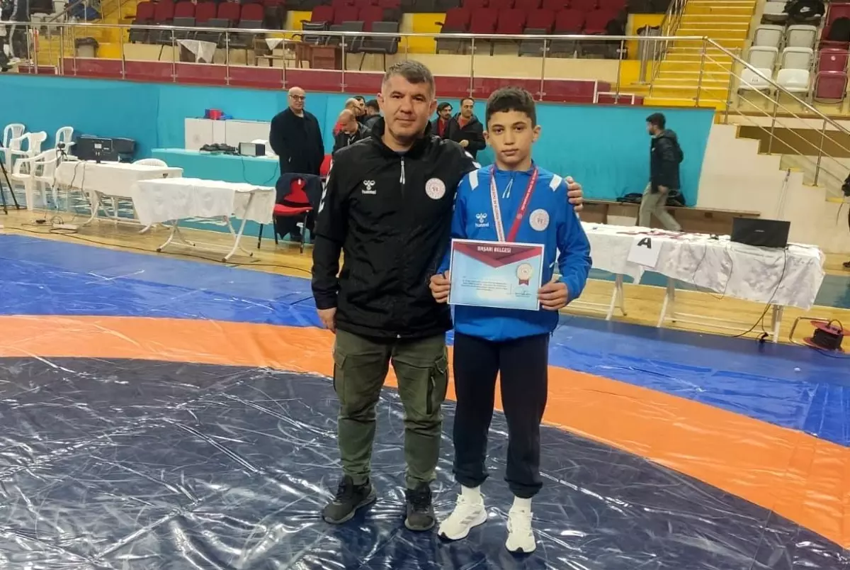 Süleyman Enes Emrem, Yıldız Erkekler Güreş Şampiyonu Oldu