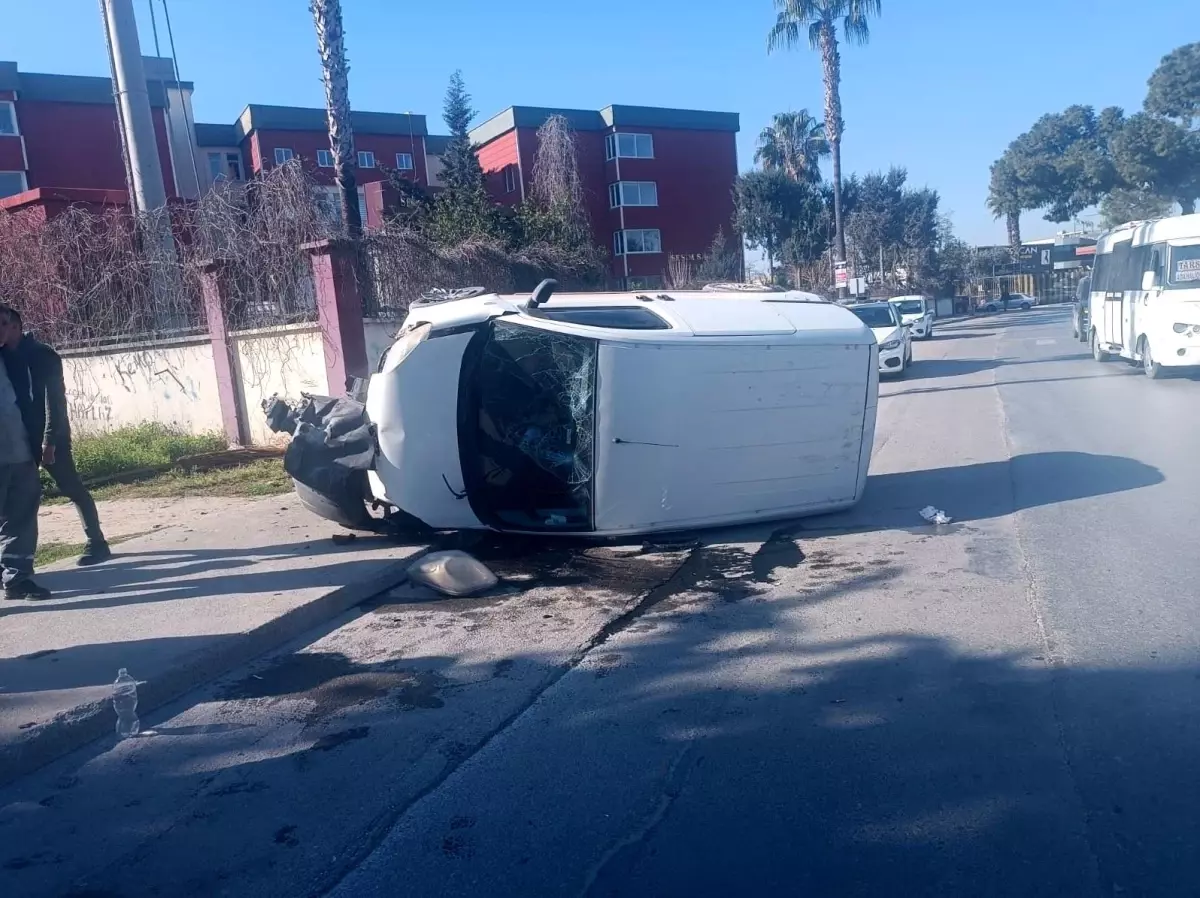 Tarsus’ta Hafif Ticari Araç Kazası: Sürücü Yaralandı