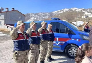 Tatvan’da Jandarmadan Öğrencilere İstiklal Marşı Saygısı