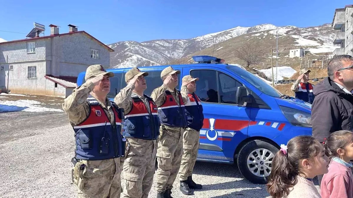 Tatvan’da Jandarmadan Öğrencilere İstiklal Marşı Saygısı