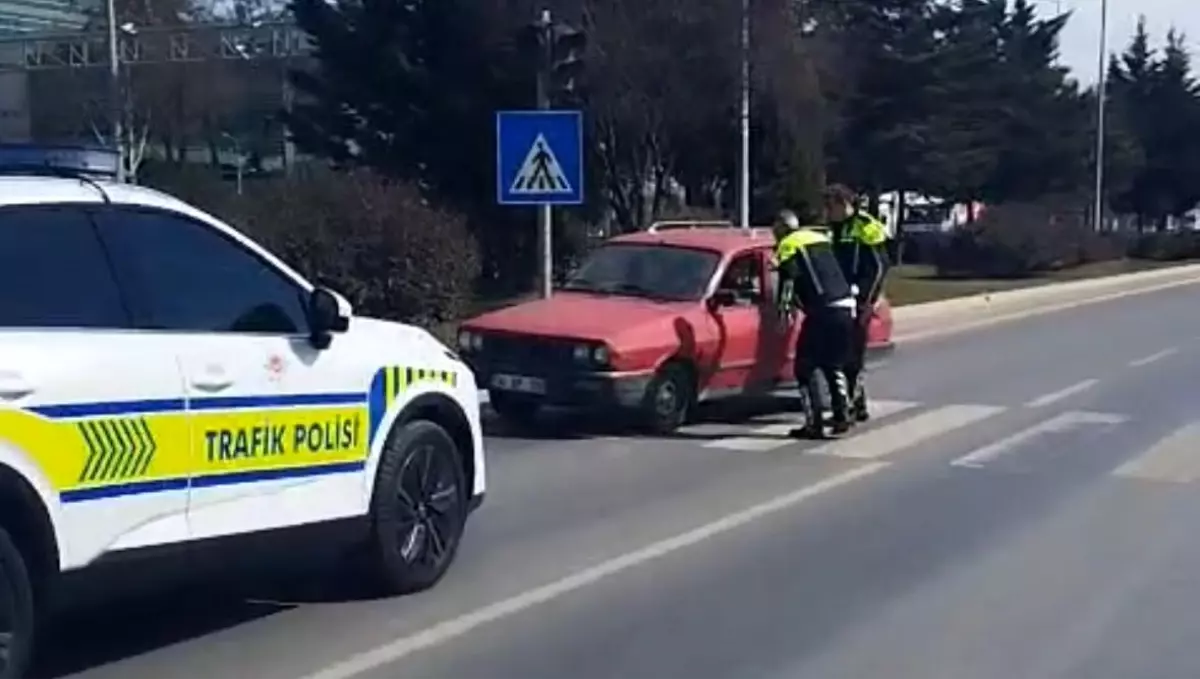 Ters Yönden İlerleyen 89 Yaşındaki Sürücü Trafik Polisi Tarafından Durduruldu