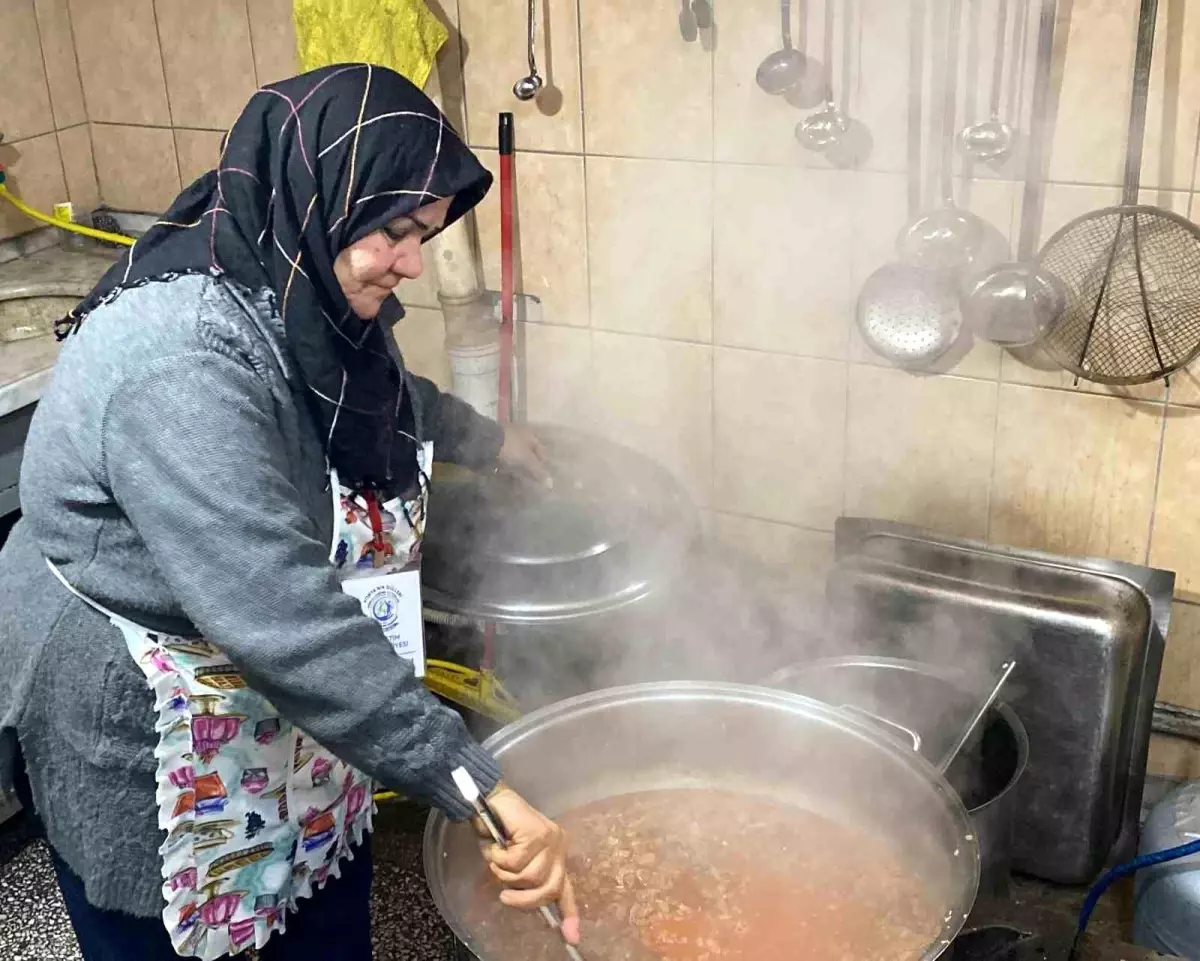 Trafik Kazasında Eşini Kaybeden Öğretmen, Gönüllü Olarak Aşevinde Yemek Yapıyor