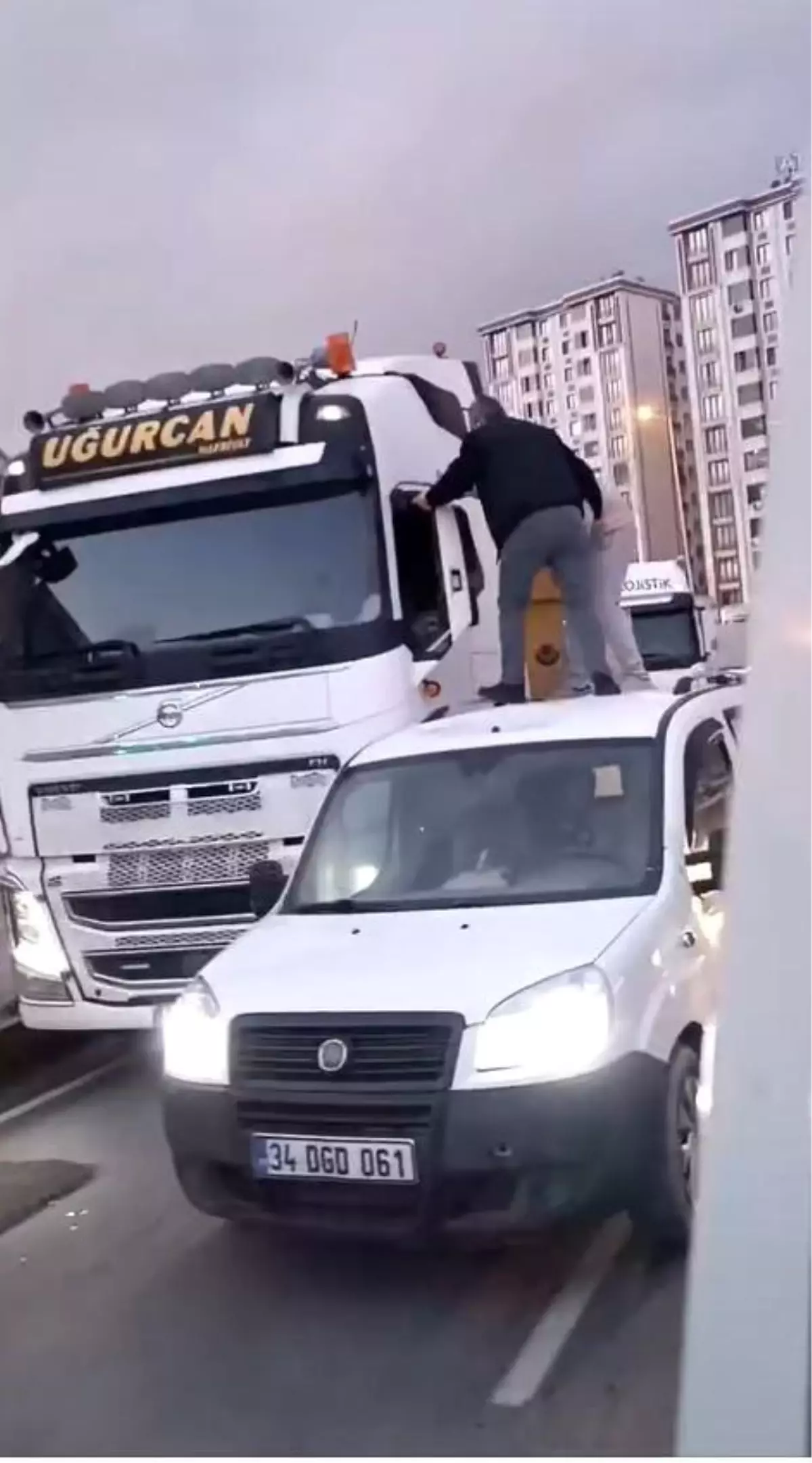 Trafikte Yol Vermeme Tartışması Tır Şoförüne Saldırıyla Sonuçlandı