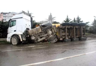 Ünye’de Çakıl Yüklü Kamyon Devrildi