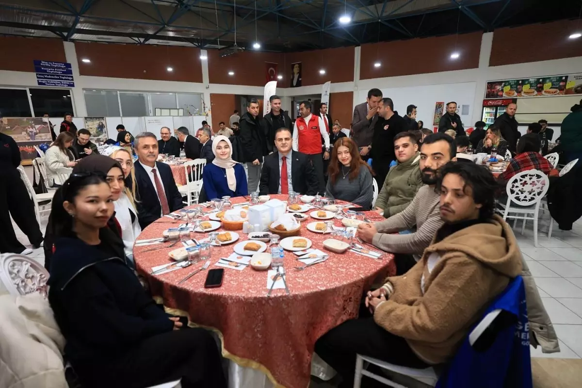 Vali Akbıyık, gençlerle iftar programında buluştu