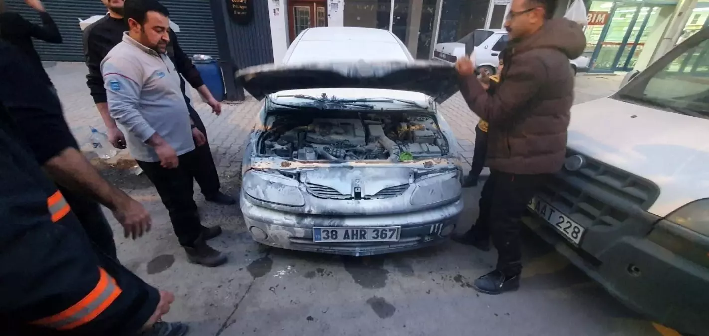 Van’da Park Halindeki Otomobil Motorundan Yangın Çıktı