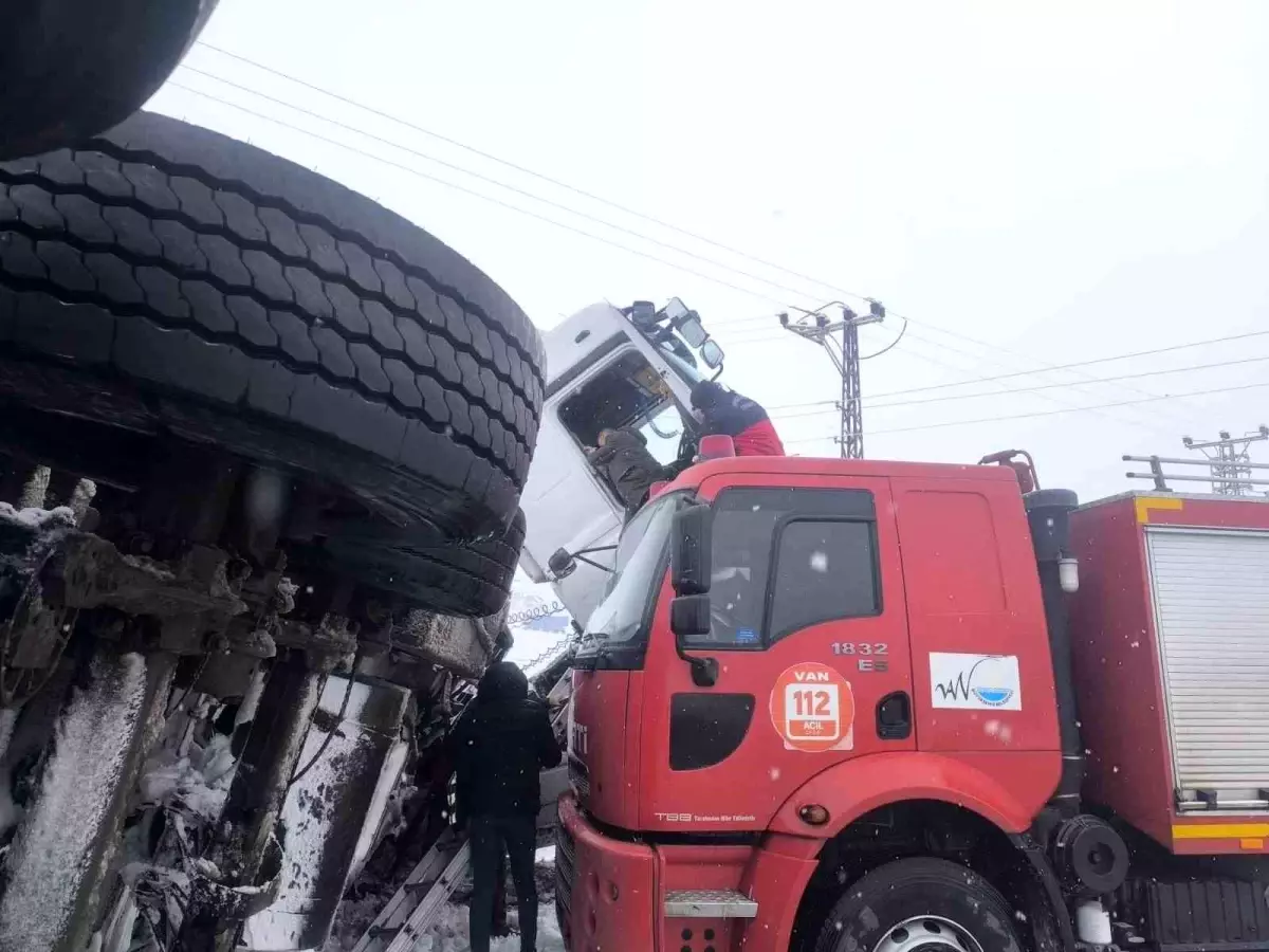 Van’da Tır Kazası: Sürücü Yaralandı